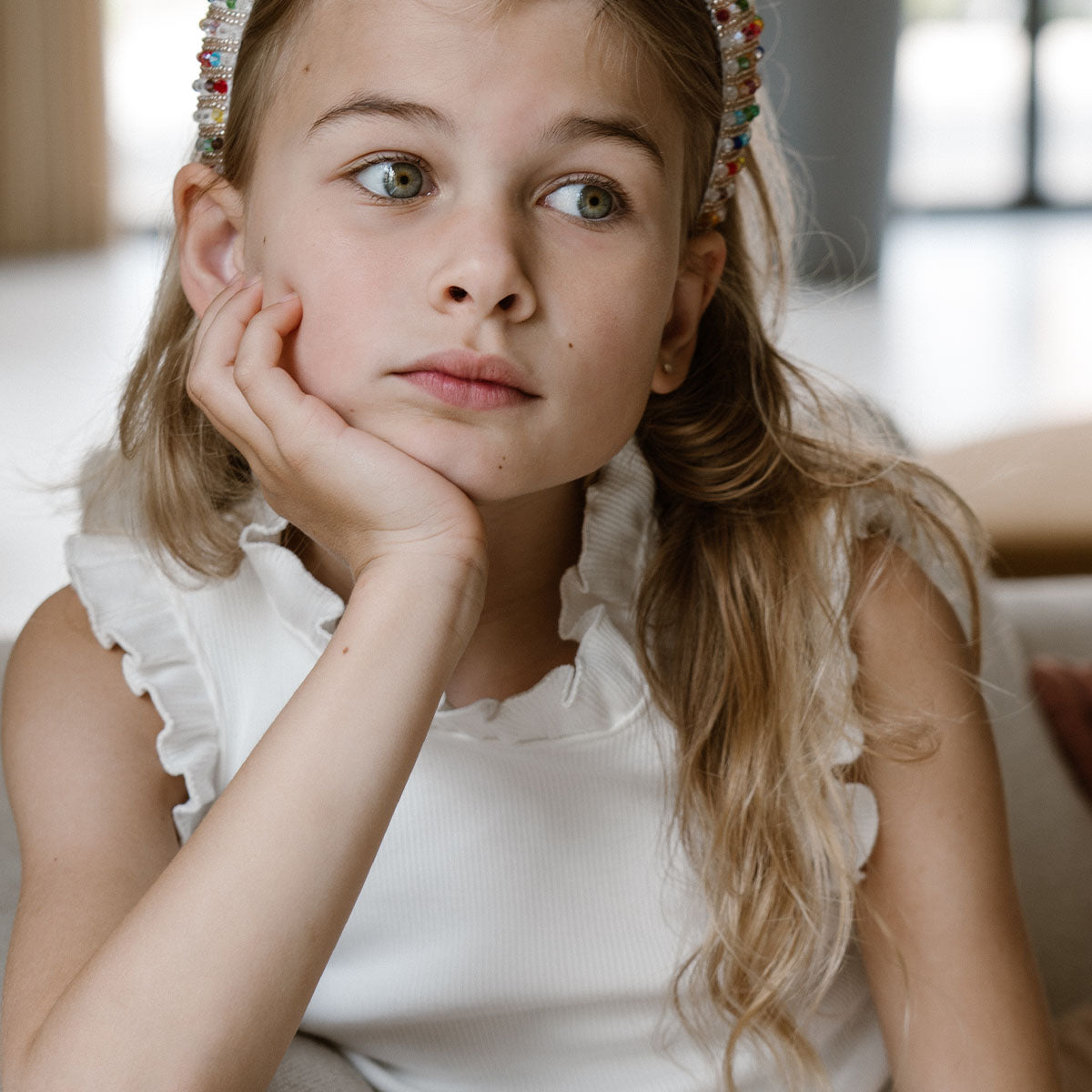 Een basic fijne top is altijd goed om in de kast te hebben liggen. ruffle top rib in de kleur white van het merk Navy Natural is precies zo'n basic die er ook nog eens heel leuk uitziet. Dankzij de mooie witte kleur kun je de top uitstekend combineren met allerlei items. VanZus