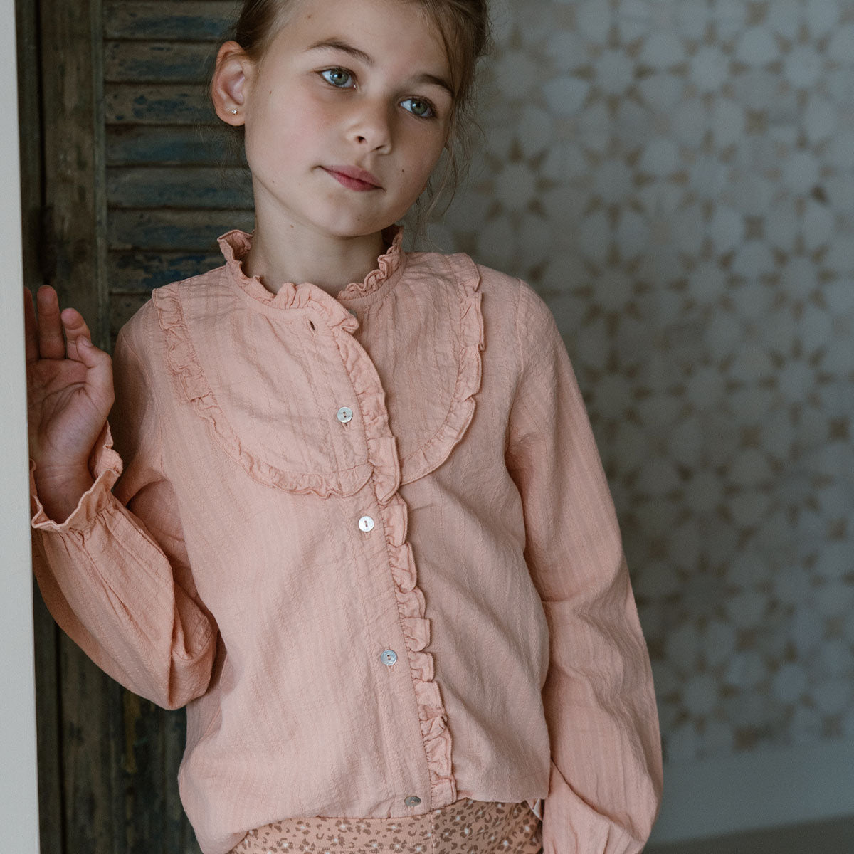 Dit lieve blousje wordt zeker weten een nieuw lievelings item van jouw kleine meid. De ruffle blouse in de kleur pink sand van het merk Navy Natural is namelijk een prachtig en styling blousje dat ook nog eens heel comfortabel zit! VanZus