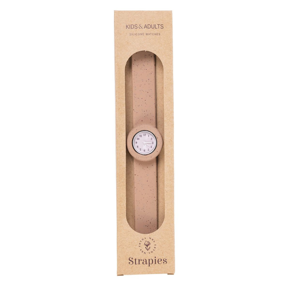 Het Mrs Ertha new strapies horloge cloudy blush is het ideale eerste horloge voor jouw kindje! Of misschien zelfs voor jou zelf? Dit horloge draagt lekker comfortabel en heeft prachtige, zachte kleuren. VanZus