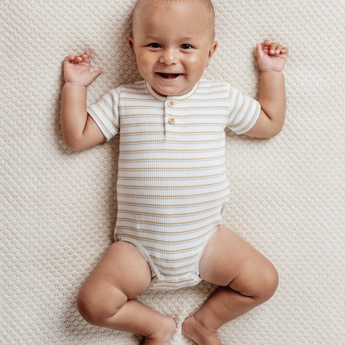 Deze Little Dutch korte mouw romper is een mooie aanwinst voor de garderobe van jouw kleintje. De romper is gemaakt van zacht en ademend katoen, wat zorgt voor optimaal comfort voor je baby. VanZus