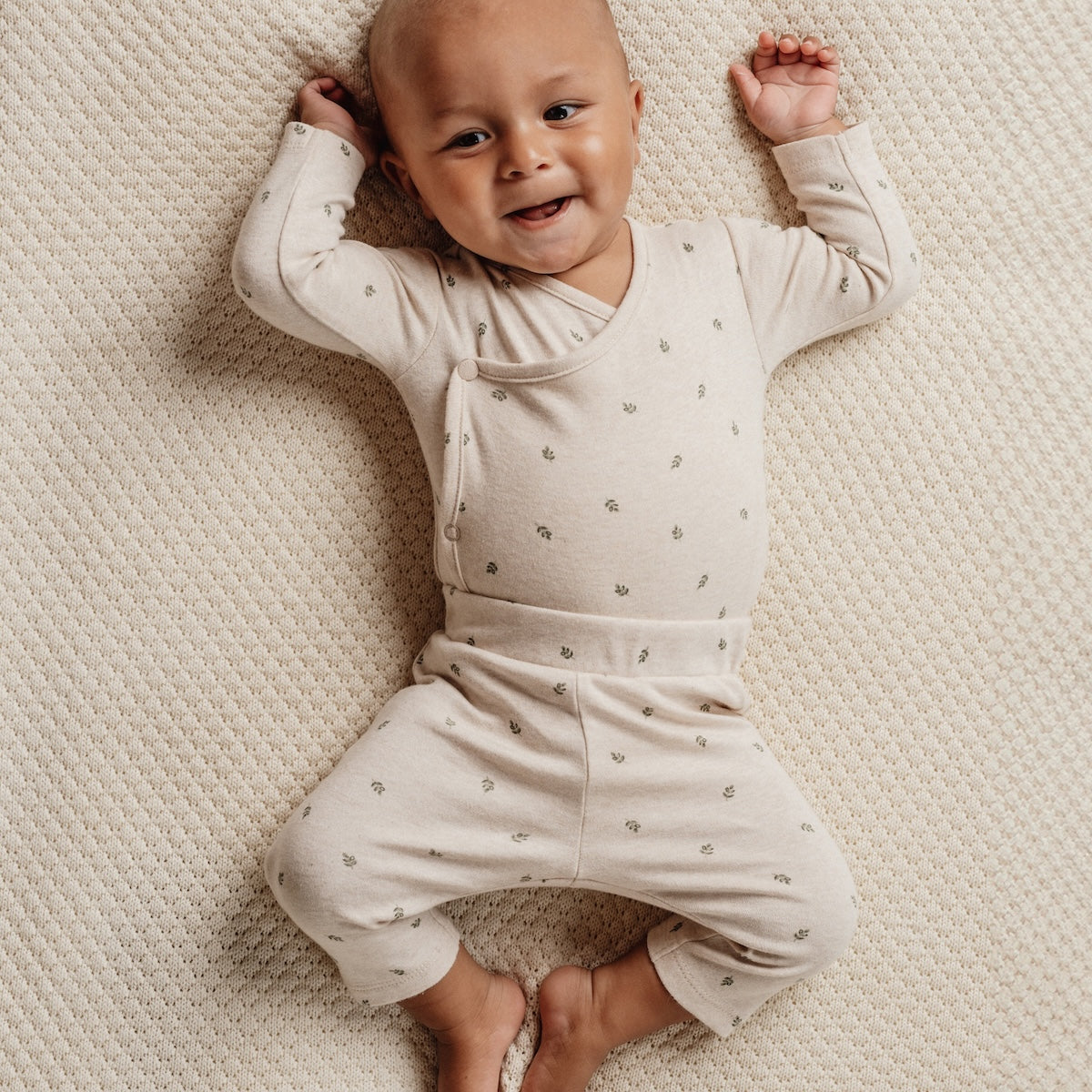 De Little Dutch romper met overslag en lange mouw in de print green leaves is de perfecte combinatie van comfort en schattigheid voor je kleintje. De romper is gemaakt van heerlijke zachte katoenen stof, die fijn aanvoelt op de babyhuid. VanZus