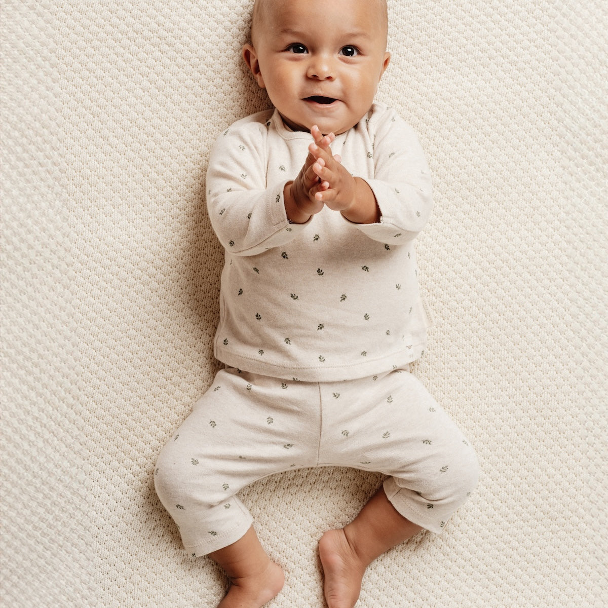 Wat zal het green leaves t-shirt met lange mouw van Little Dutch jouw kleintje geweldig staan! De mooie zandkleur en het schattige blaadjes patroon maken dit shirt een echte must-have! VanZus