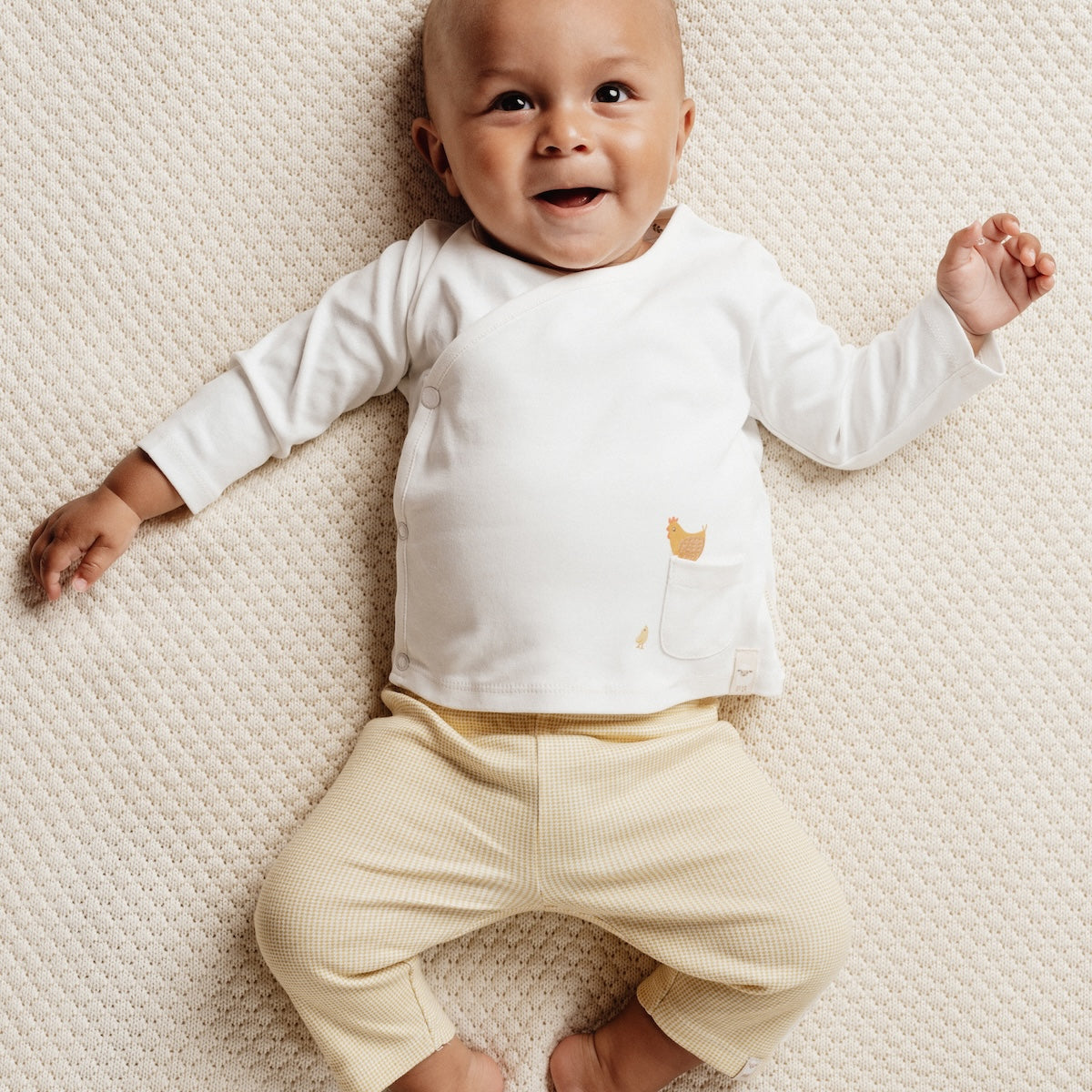 Hoe leuk is dit overslag t-shirt met lange mouw in de kleur off white van Little Dutch? Dit zachte en comfortabele shirt is gemaakt van biologisch katoen en voelt fijn aan op de huid. VanZus