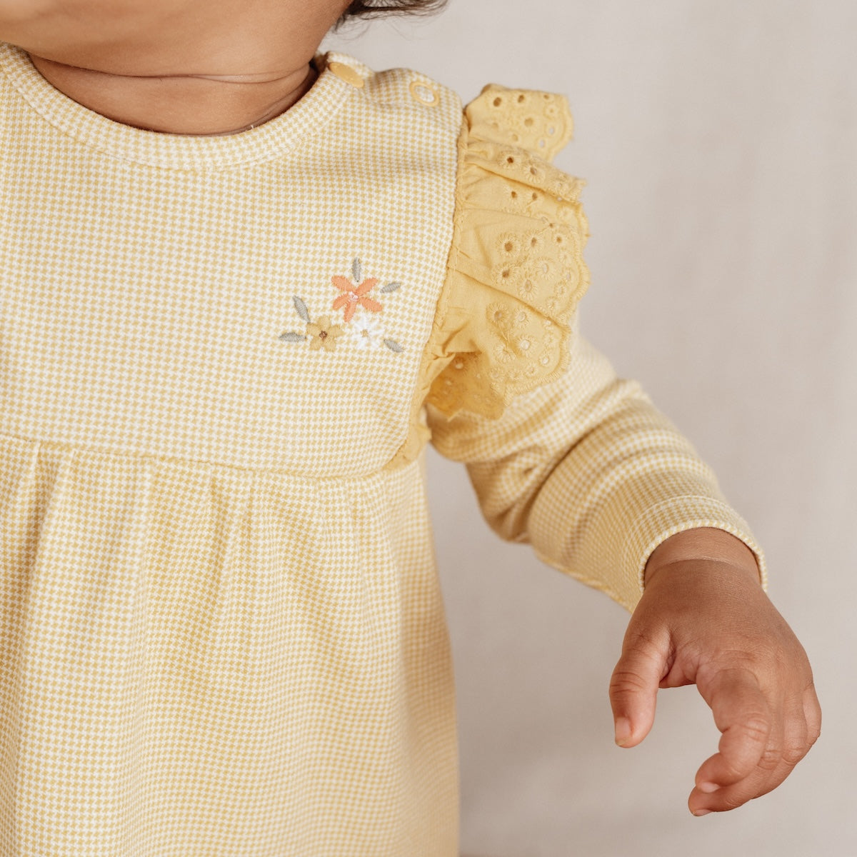 De Little Dutch flower jurk met lange mouw in de kleur warm yellow check is een prachtige jurk voor je kleintje. De jurk is gemaakt van een zachte stof en heeft een schattige gele kleur, wat zorgt voor frisse en leuke uitstraling. VanZus