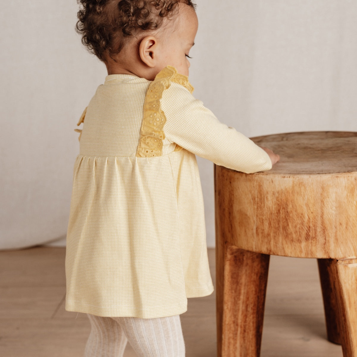 De Little Dutch flower jurk met lange mouw in de kleur warm yellow check is een prachtige jurk voor je kleintje. De jurk is gemaakt van een zachte stof en heeft een schattige gele kleur, wat zorgt voor frisse en leuke uitstraling. VanZus