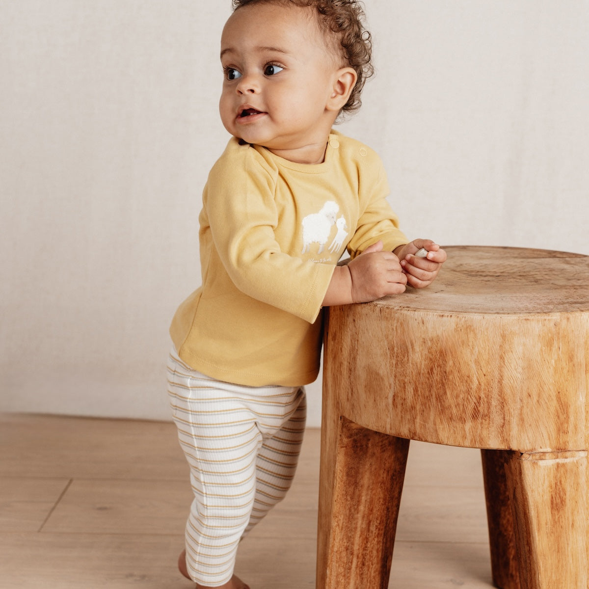 Dit t-shirt met lange mouw in de kleur warm yellow van Little Dutch wordt vast één van de favorieten van zowel mama als je kleintje!  De longsleeve heeft een mooie gele kleur en een print van een schaap en een lammetje op de borst die geïnspireerd is door de boerderij. VanZus