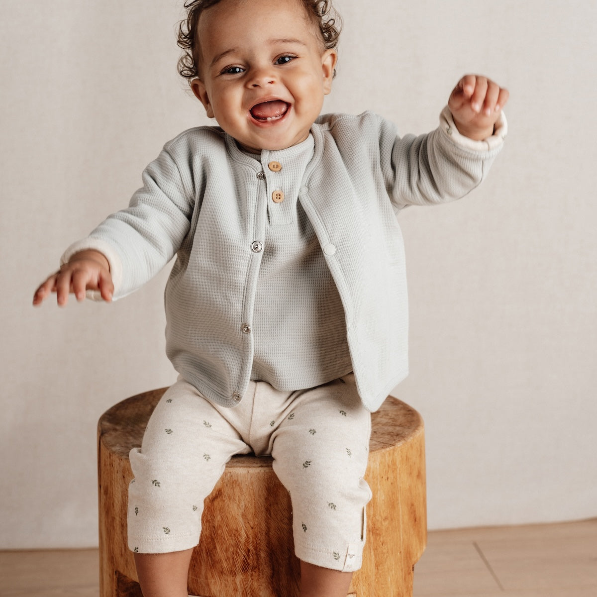 Deze schattige Little Dutch legging in de print green leaves is een heerlijk zacht en comfortabel broekje die heel fijn aanvoelt. De legging is gemaakt van katoen, wat zorgt voor comfort en bewegingsvrijheid. VanZus