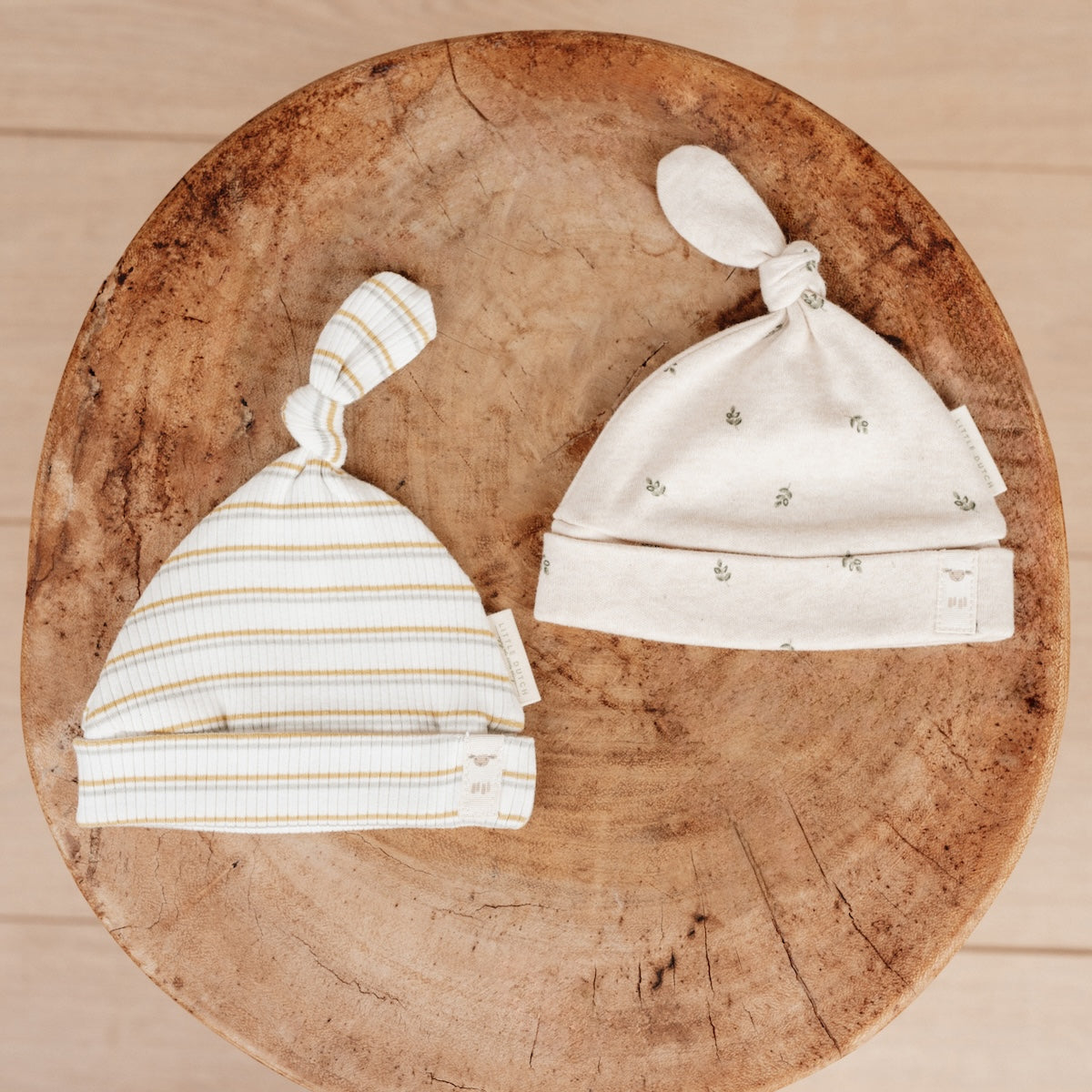 Dit schattige mutsje met knoop van Little Dutch in een streep patroon is een praktische accessoire voor je pasgeboren baby. De muts is gemaakt van een zachte, comfortabele stof en houdt het hoofdje van je kleintje heerlijk warm. VanZus