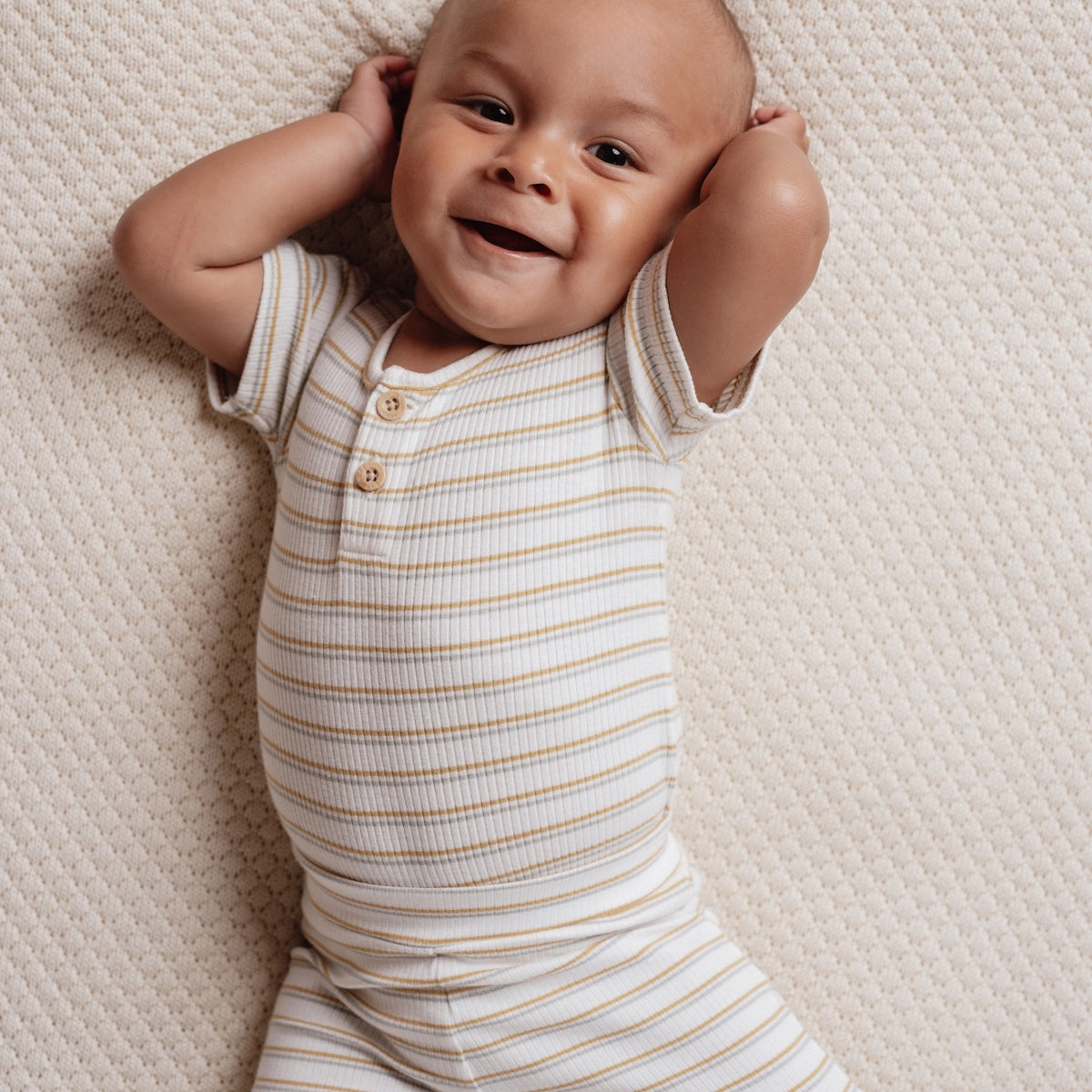 Deze Little Dutch korte mouw romper is een mooie aanwinst voor de garderobe van jouw kleintje. De romper is gemaakt van zacht en ademend katoen, wat zorgt voor optimaal comfort voor je baby. VanZus