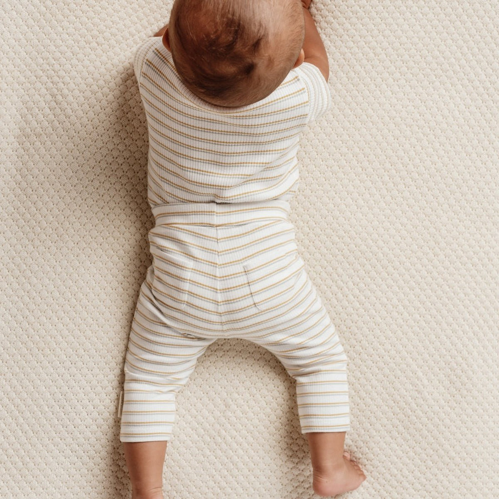 Dit schattige Little Dutch broekje met streep print is een heerlijk zacht en comfortabel broekje die heel fijn aanvoelt. Het broekje is gemaakt van katoen, wat zorgt voor comfort en bewegingsvrijheid. VanZus