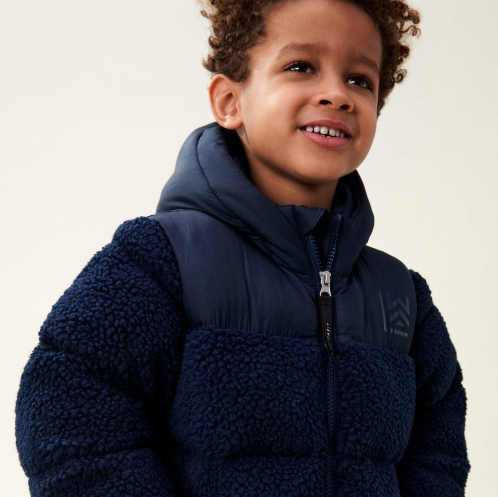 Ben je op zoek naar een fijne en stijlvolle fleece jas voor jouw kleintje voor de koudere wintermaanden? Dan is deze niko fleece jas in de kleur classic navy een echte must have. Deze toffe jas houdt je kleintje niet alleen lekker warm, maar ziet er ook heel stylish uit. VanZus