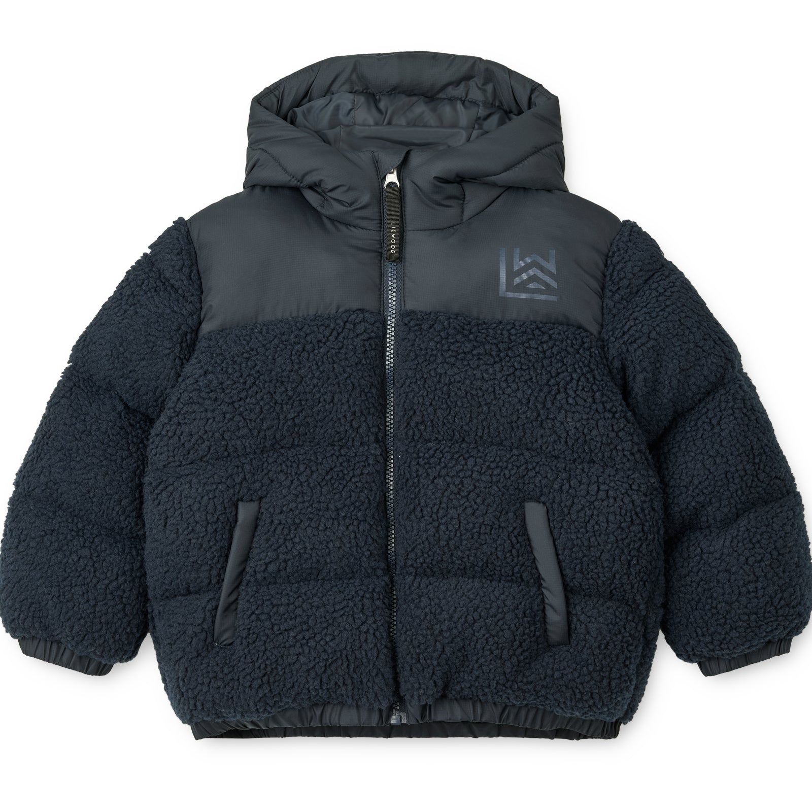 Ben je op zoek naar een fijne en stijlvolle fleece jas voor jouw kleintje voor de koudere wintermaanden? Dan is deze niko fleece jas in de kleur classic navy een echte must have. Deze toffe jas houdt je kleintje niet alleen lekker warm, maar ziet er ook heel stylish uit. VanZus