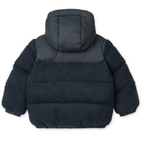 Ben je op zoek naar een fijne en stijlvolle fleece jas voor jouw kleintje voor de koudere wintermaanden? Dan is deze niko fleece jas in de kleur classic navy een echte must have. Deze toffe jas houdt je kleintje niet alleen lekker warm, maar ziet er ook heel stylish uit. VanZus