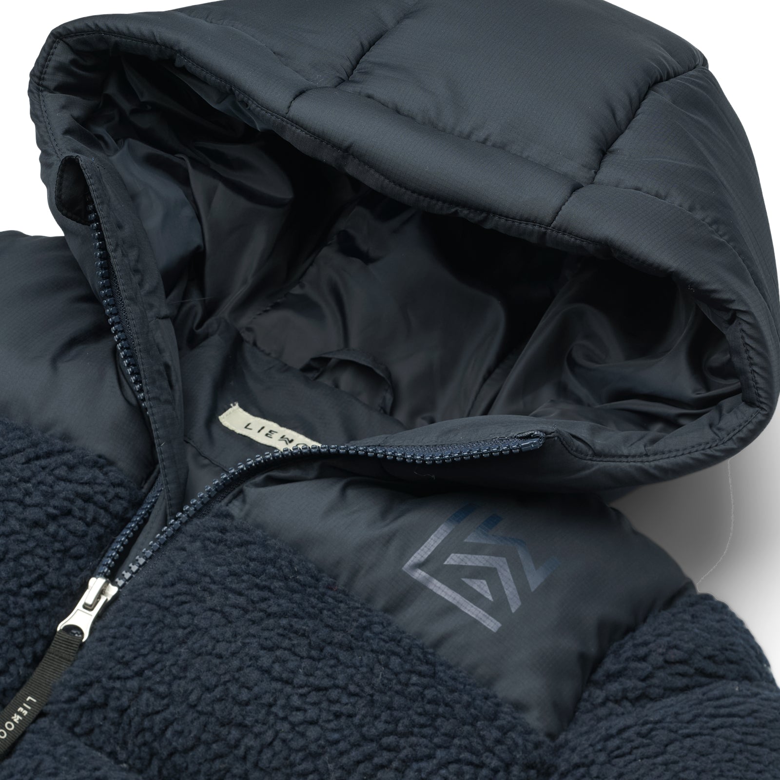 Ben je op zoek naar een fijne en stijlvolle fleece jas voor jouw kleintje voor de koudere wintermaanden? Dan is deze niko fleece jas in de kleur classic navy een echte must have. Deze toffe jas houdt je kleintje niet alleen lekker warm, maar ziet er ook heel stylish uit. VanZus