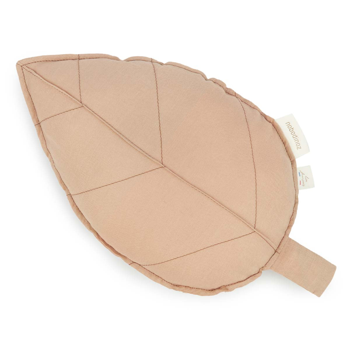 Het Leaf kussen sand uit de Lin Français collectie van Nobodinoz is een prachtig accessoire om elke kamer op te fleuren. Dit exclusieve sierkussen heeft een opvallend stiksel in contrastkleur. VanZus