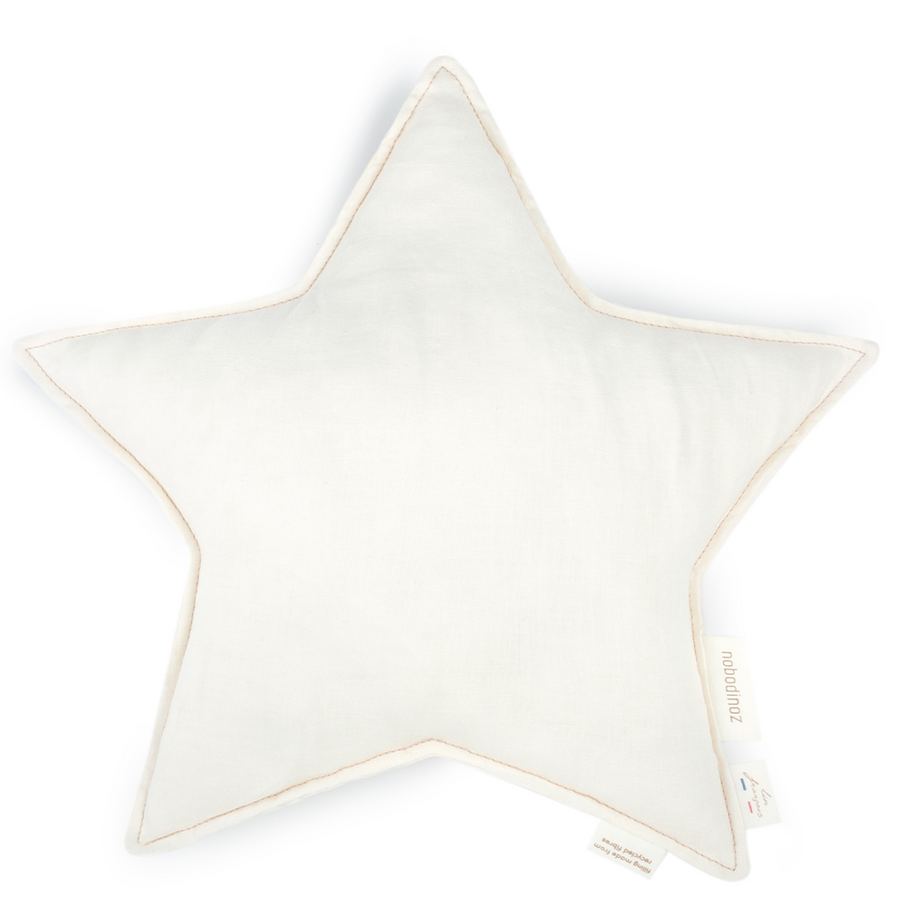 Het Nobodinoz star kussen off white is zacht om tegen aan te liggen en cute om te zien. Dit stervormige kussen met sierrand is ervoor gemaakt om het bed, de box, je stoel of je cosy corner te laten schitteren. VanZus