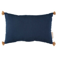 Dit elegante kussen genaamd Nobodinoz sublim kussen night blue is heerlijk zacht dankzij het mousseline katoen. Het rechthoekige sierkussen is effen van kleur met speelse kwastjes voor een luxe uitstraling. VanZus