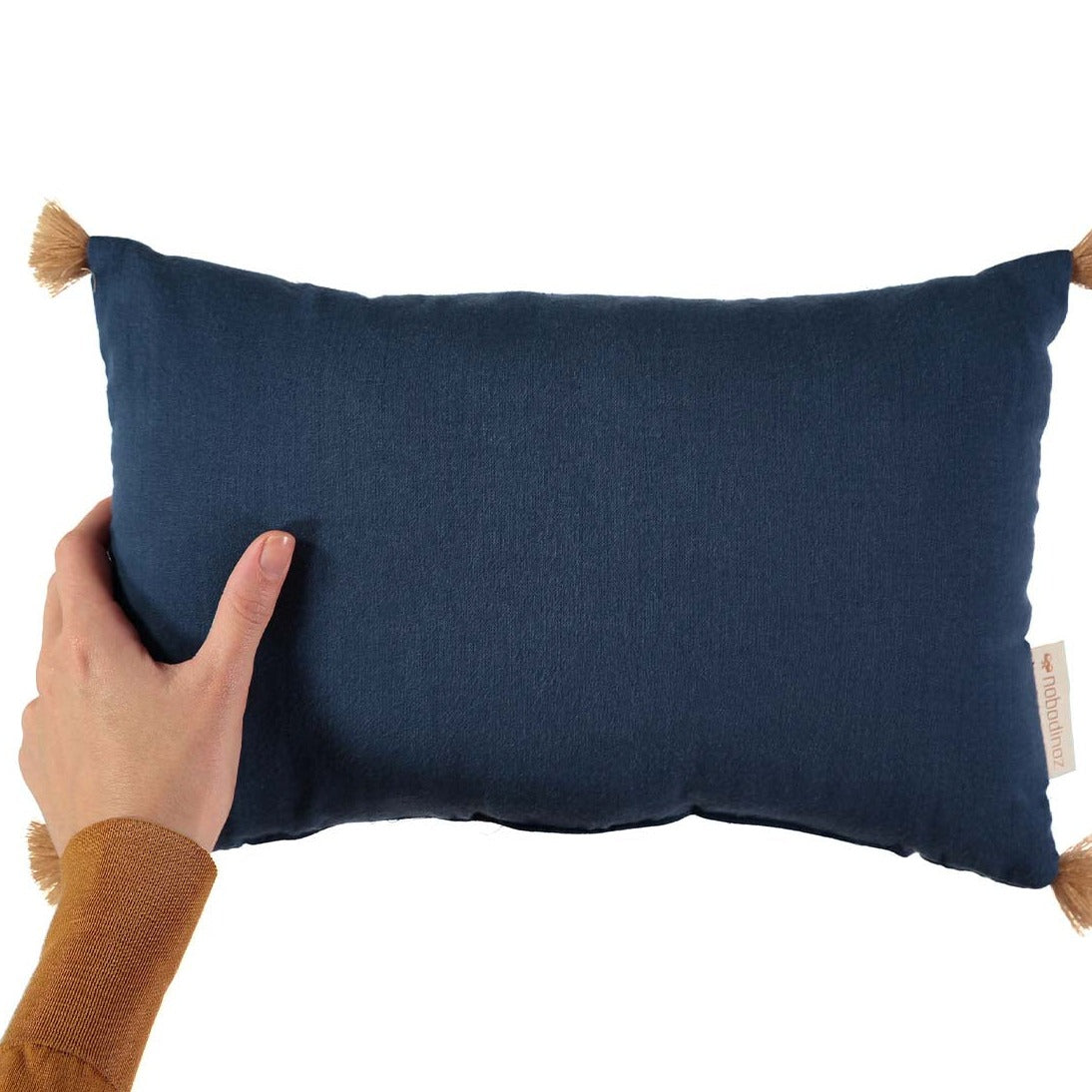 Dit elegante kussen genaamd Nobodinoz sublim kussen night blue is heerlijk zacht dankzij het mousseline katoen. Het rechthoekige sierkussen is effen van kleur met speelse kwastjes voor een luxe uitstraling. VanZus
