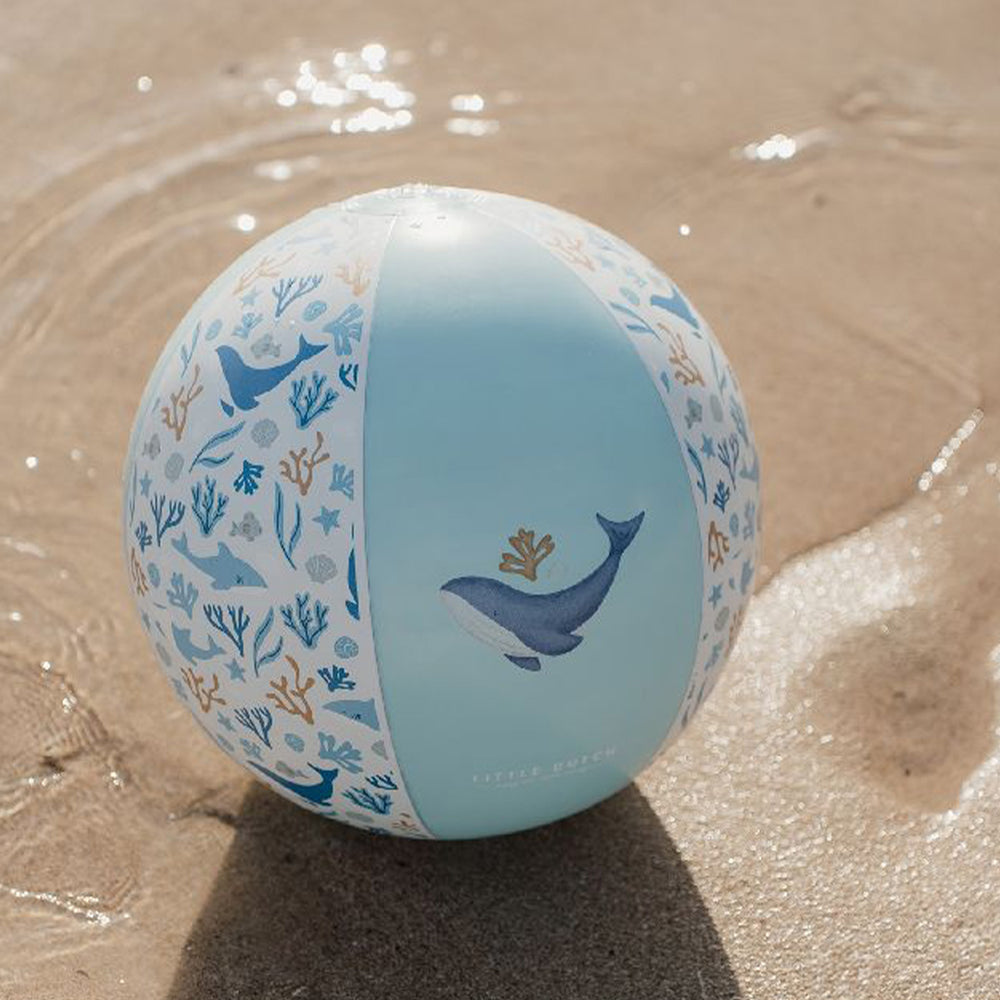 Deze schattige ocean dreams strandbal in blauw van het merk Little Dutch is ideaal voor naar het zwembad, het strand of voor op vakantie. Niet alleen zal deze strandbal zorgen voor eindeloos veel speelplezier, ook ziet deze bal een geweldig uit! VanZus