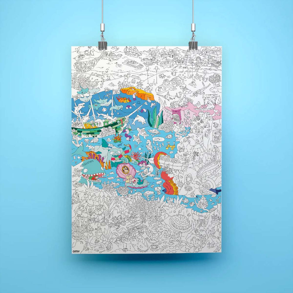 De OMY kleurposter met stickers 1 mtr ocean zorgt voor urenlang kleurplezier. Pak je favoriete gekleurde stiften en stap in de bijzondere wereld van de zeedieren, piratenschepen, mythische zeewezens en zeemeerminnen. VanZus