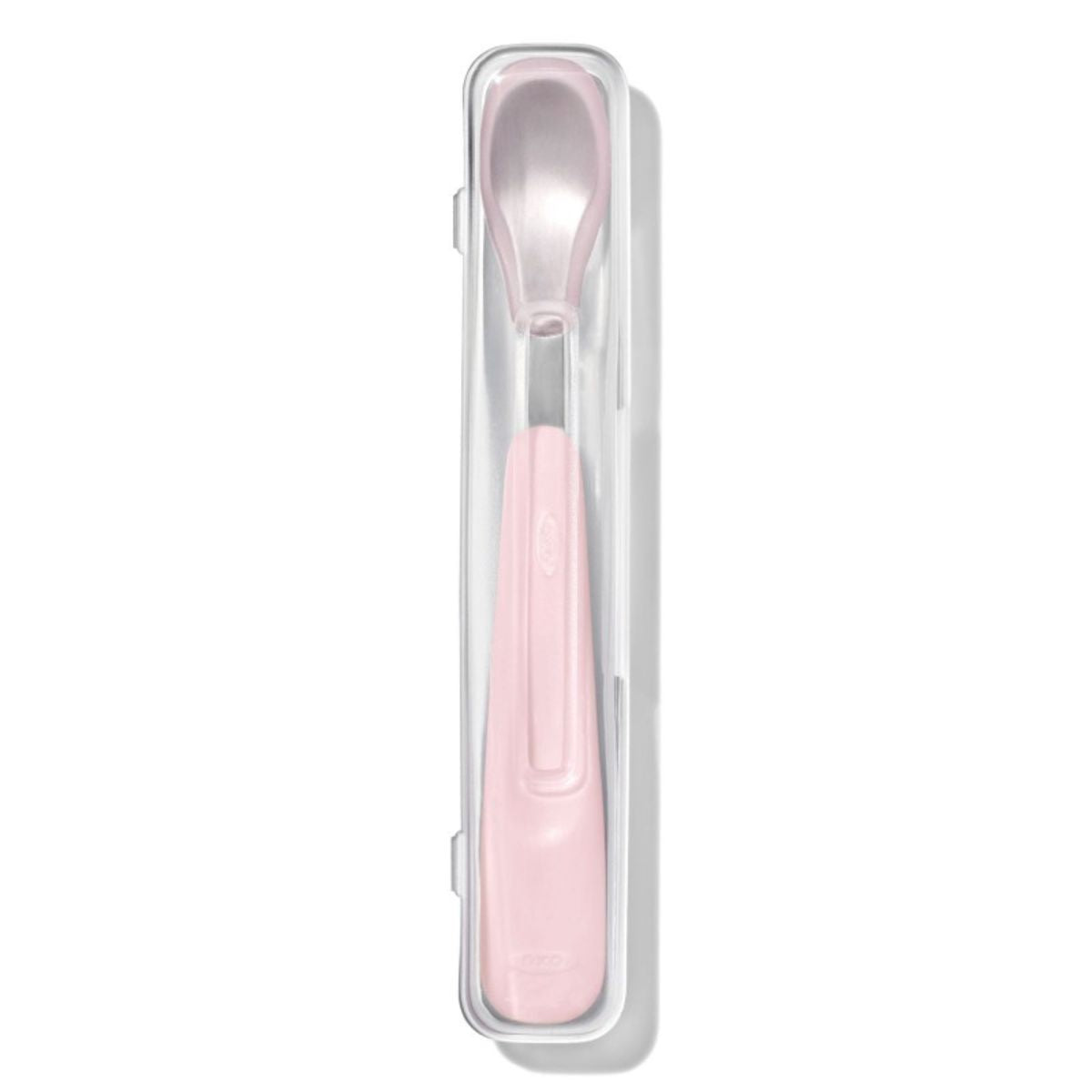 Ontdek de OXO tot voedingslepel reisset in blossom! Een  ergonomische lepel met zachte randen en een diepe lepelkop. Inclusief compacte opbergcase voor hygiënisch voeden onderweg. VanZus