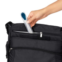 Ontdek de OXO tot voedingslepel reisset in navy! Een  ergonomische lepel met zachte randen en een diepe lepelkop. Inclusief compacte opbergcase voor hygiënisch voeden onderweg. VanZus