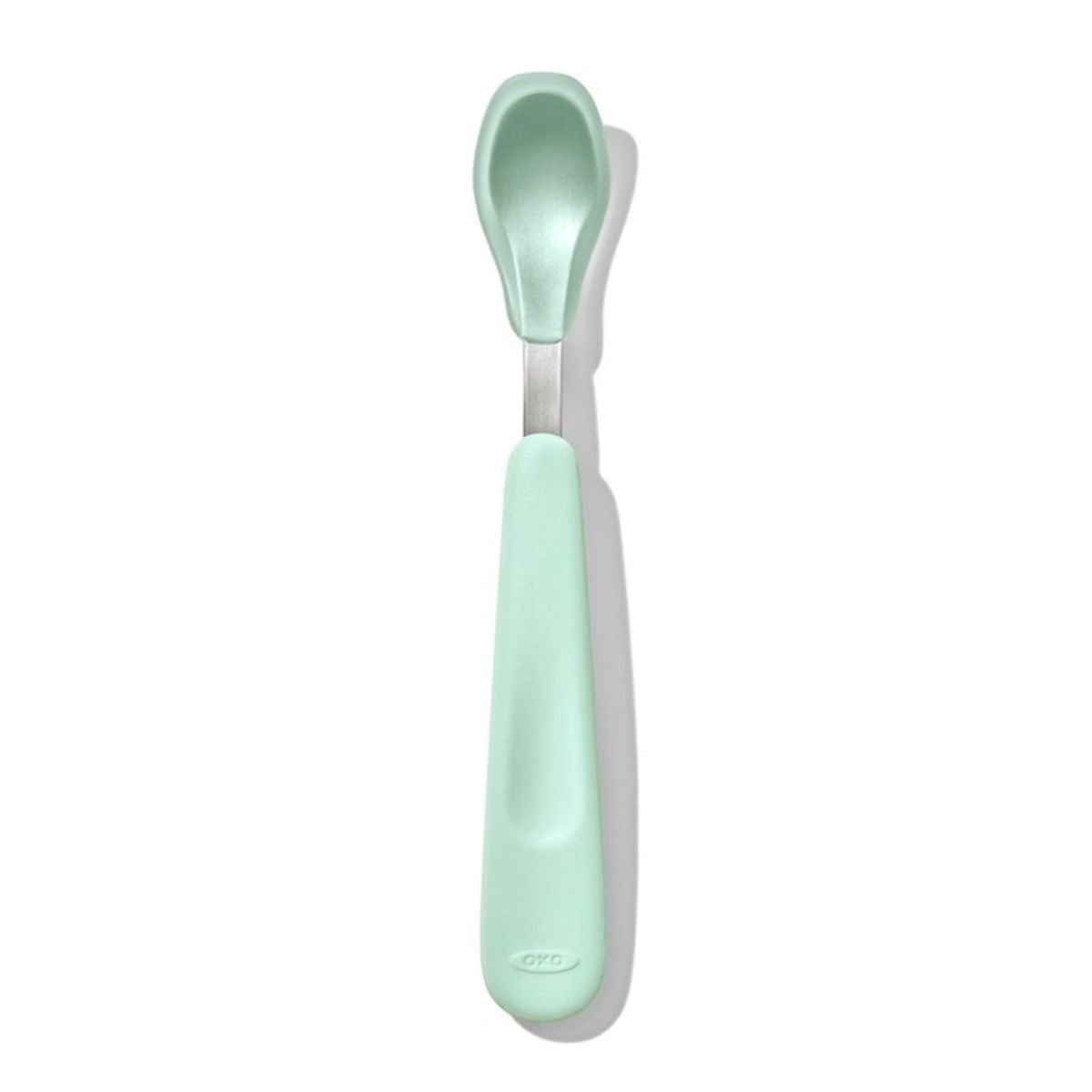 Ontdek de OXO tot voedingslepel reisset in opal! Een  ergonomische lepel met zachte randen en een diepe lepelkop. Inclusief compacte opbergcase voor hygiënisch voeden onderweg. VanZus