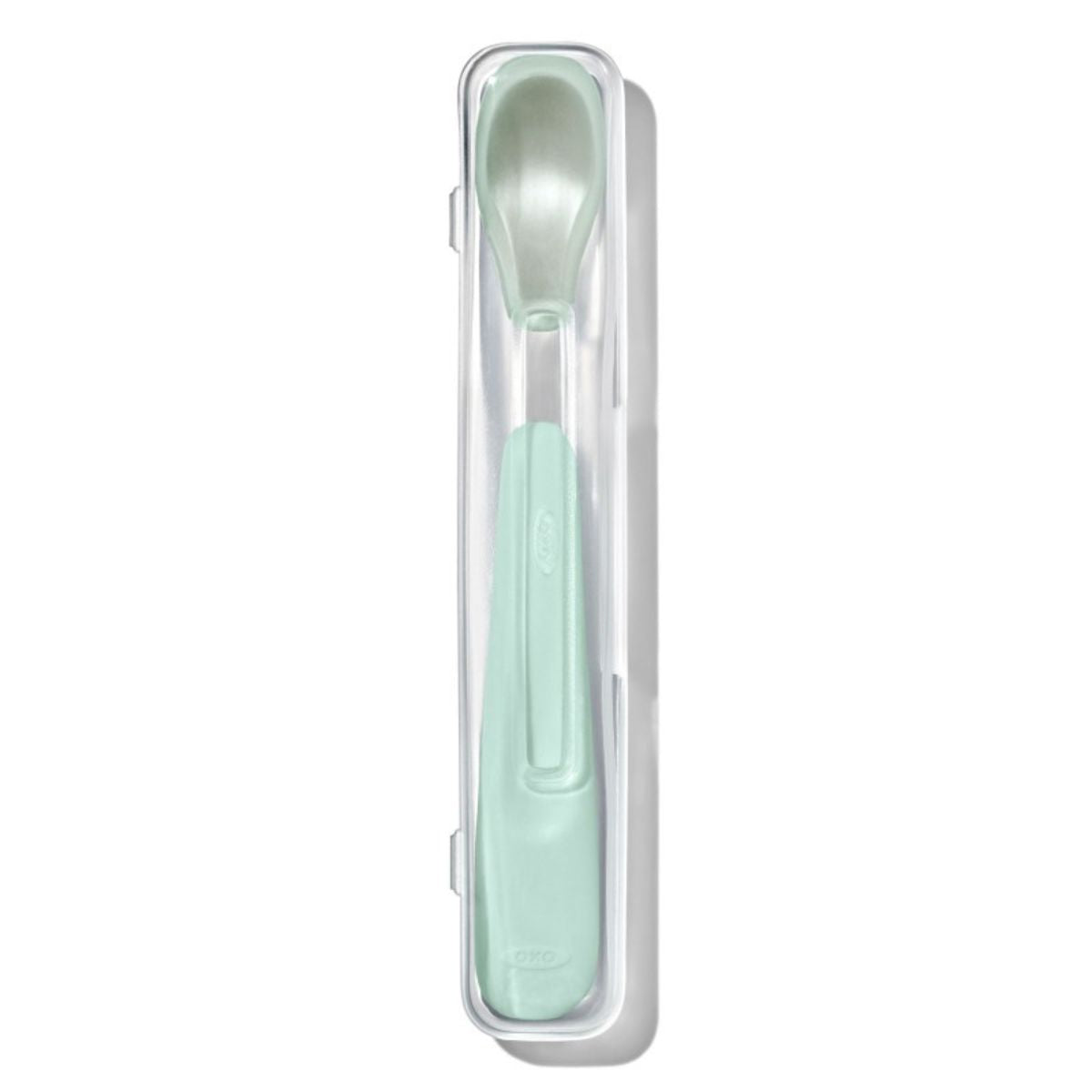 Ontdek de OXO tot voedingslepel reisset in opal! Een  ergonomische lepel met zachte randen en een diepe lepelkop. Inclusief compacte opbergcase voor hygiënisch voeden onderweg. VanZus