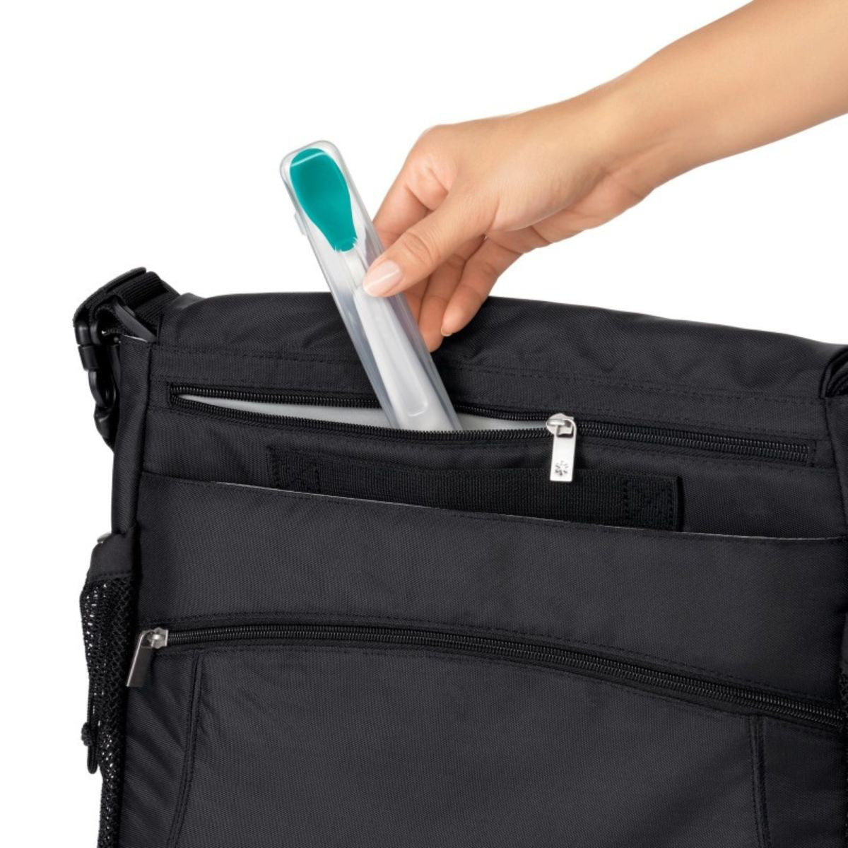 Ontdek de OXO tot voedingslepel reisset in teal! Een  ergonomische lepel met zachte randen en een diepe lepelkop. Inclusief compacte opbergcase voor hygiënisch voeden onderweg. VanZus