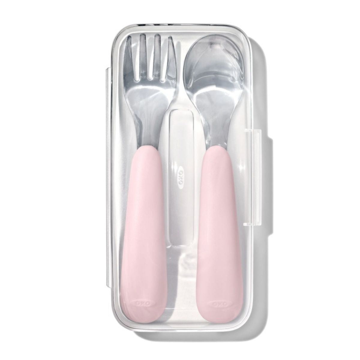 Perfect voor thuis en onderweg: OXO tot vork- en lepelreisset in blossom! Ergonomische handgrepen, zachte randen voor comfort en een handige opbergcase voor hygiëne onderweg. In diverse kleuren. VanZus