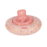 Lekker dobberen in het water en spetteren maar met de babyfloat van Little Dutch. De babyzwemring in de variant ocean dreams roze heeft een stevig zitje, handvatten en is opblaasbaar. Ideaal voor op vakantie. VanZus