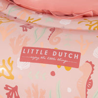 Lekker dobberen in het water en spetteren maar met de babyfloat van Little Dutch. De babyzwemring in de variant ocean dreams roze heeft een stevig zitje, handvatten en is opblaasbaar. Ideaal voor op vakantie. VanZus