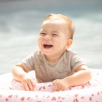 De Swim Essentials baby zwemband panter old pink is het perfecte accessoire wanneer je samen met je kleintje gaat zwemmen. VanZus