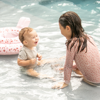 De Swim Essentials baby zwemband panter old pink is het perfecte accessoire wanneer je samen met je kleintje gaat zwemmen. VanZus