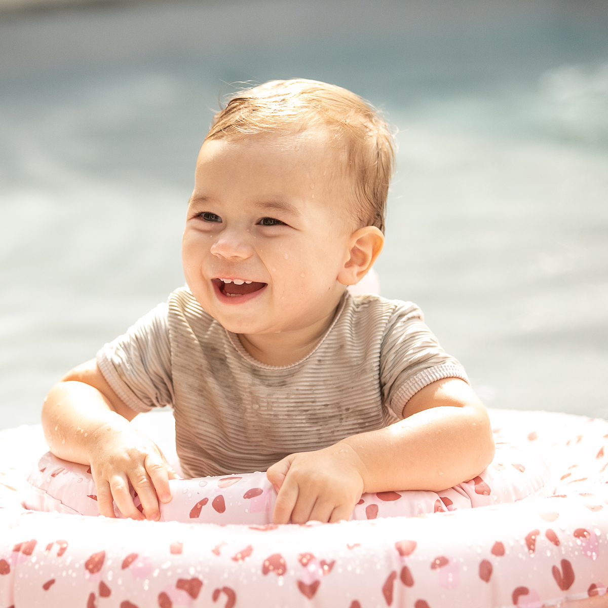 De Swim Essentials baby zwemband panter old pink is het perfecte accessoire wanneer je samen met je kleintje gaat zwemmen. VanZus