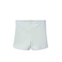 De zwembroek otto in de variant stripe pure sky/creme de la creme van het Deense merk Liewood is een echte blikvanger. VanZus