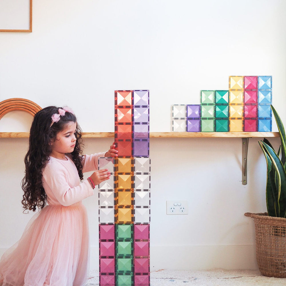 Vergroot het speelplezier van je kleintje met deze mooie glinsterende Connetix pastel rectangle pack 24 stuks! Met deze bouwset kan je kindje de mooiste bouwwerken maken. De tegels hebben allemaal een mooie pastelkleur. VanZus