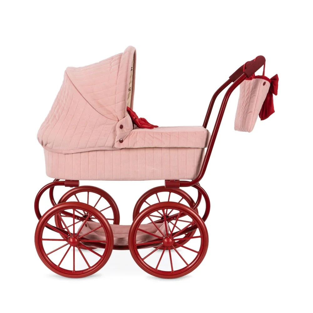 Ga in stijl op pad met je lievelingsknuffel of pop met de minnie lulu poppenwagen in de variant strawberry ice van het Deense merk Konges Slojd. De stijlvolle kinderwagen is ontworpen met vier grote wielen, gemaakt van EVA-materiaal voor extra stabiliteit. VanZus