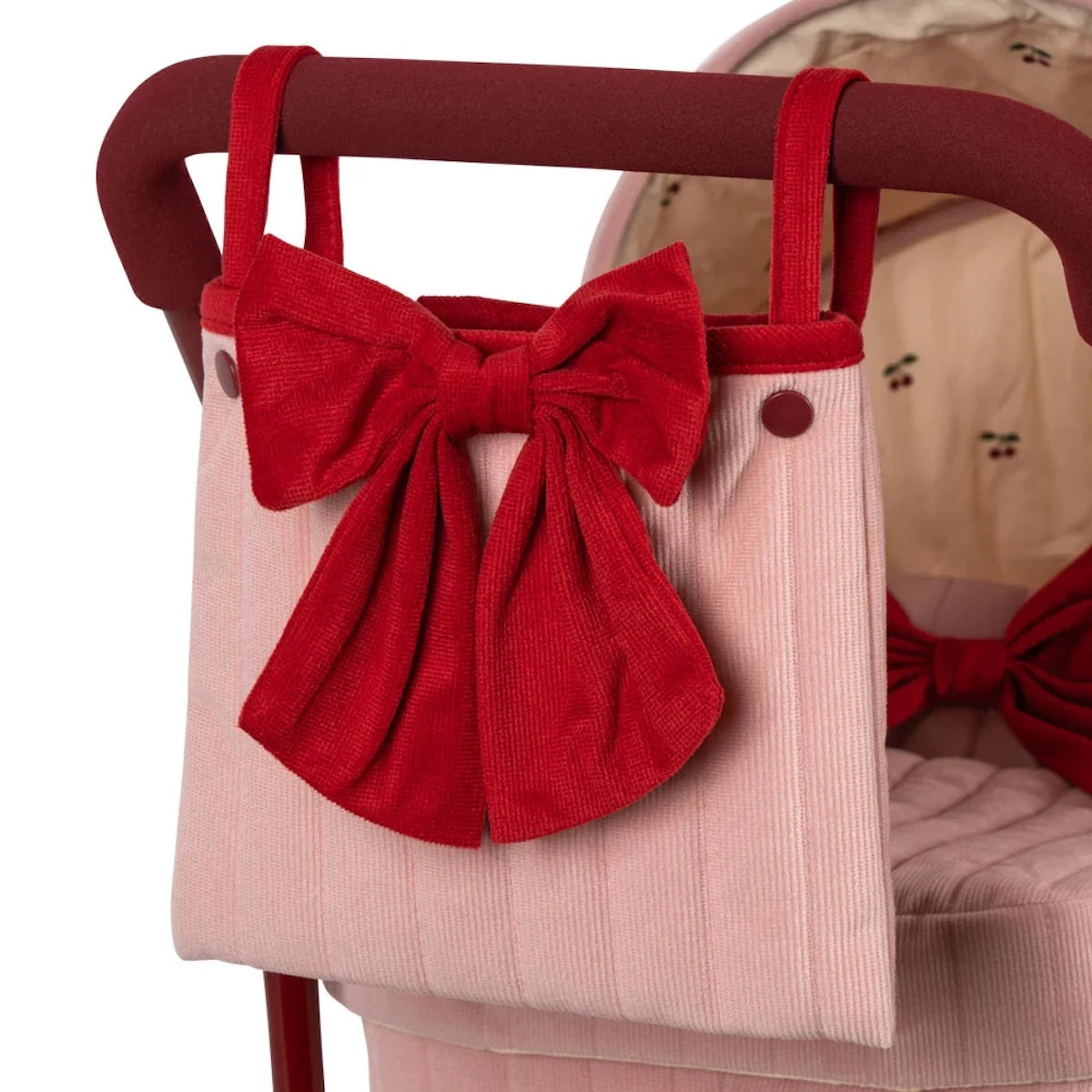 Ga in stijl op pad met je lievelingsknuffel of pop met de minnie lulu poppenwagen in de variant strawberry ice van het Deense merk Konges Slojd. De stijlvolle kinderwagen is ontworpen met vier grote wielen, gemaakt van EVA-materiaal voor extra stabiliteit. VanZus