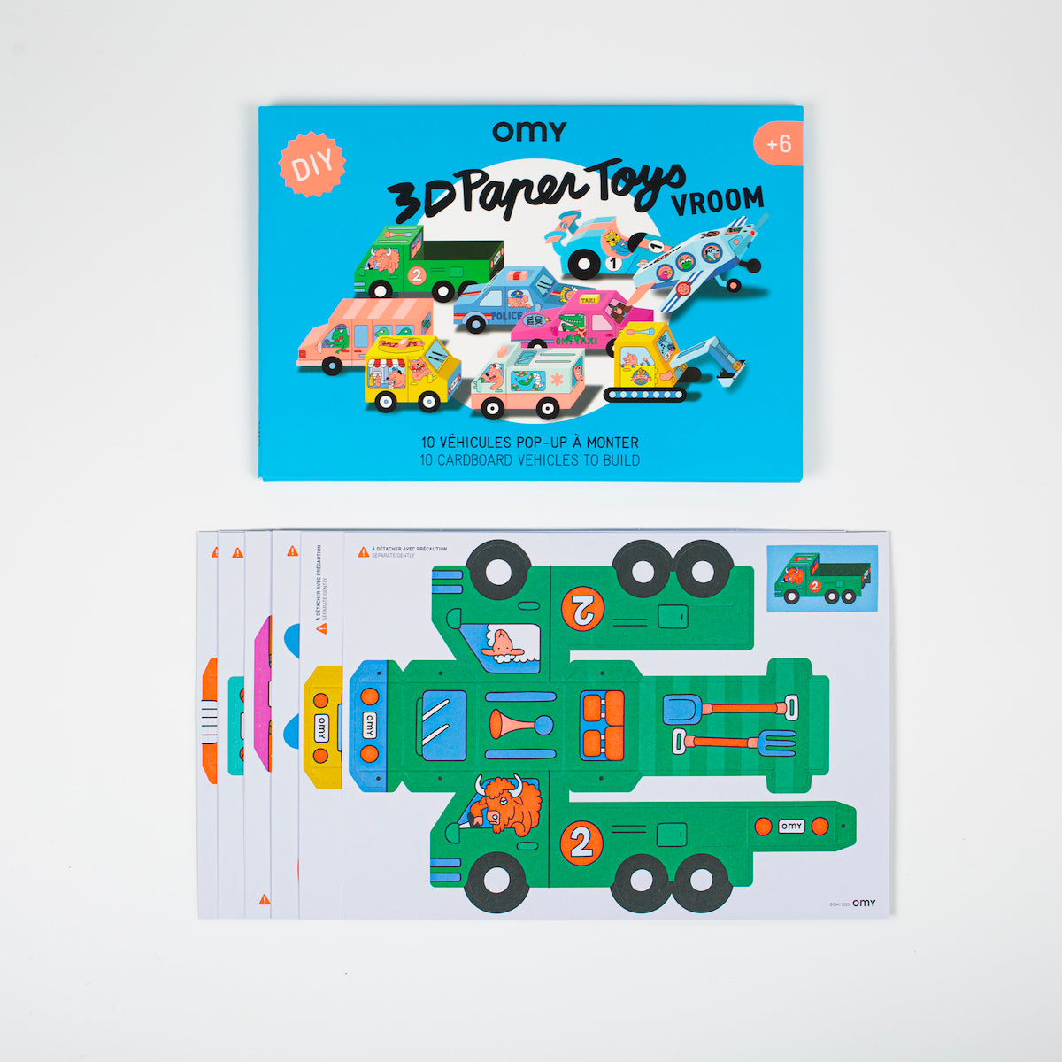 Bouw je eigen pop-up voertuigen met OMY’s paper toys vroom. De set van 10 verschillende voertuigen zorgt voor veel speelplezier! Creatief en leerzaam. Geschikt voor kinderen vanaf 6 jaar. VanZus