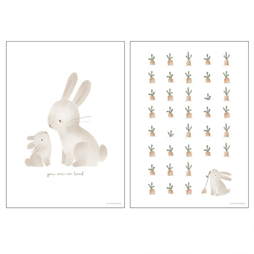 Vrolijk de kinderkamer op met de Little Dutch poster Baby Bunny aan de muur. Dubbelzijdige print met konijntjes en worteltjes. Combineer met andere items uit dezelfde collectie. Afmeting 42x32 cm. VanZus