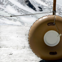 Slee- en sneeuwplezier met de alpine winter float snowtube dolce van Petites Pommes. Geschikt voor kinderen van 4 t/m 10 jaar, diameter 120 cm, opblaasbaar, met handgrepen en verkrijgbaar in verschillende kleuren. VanZus