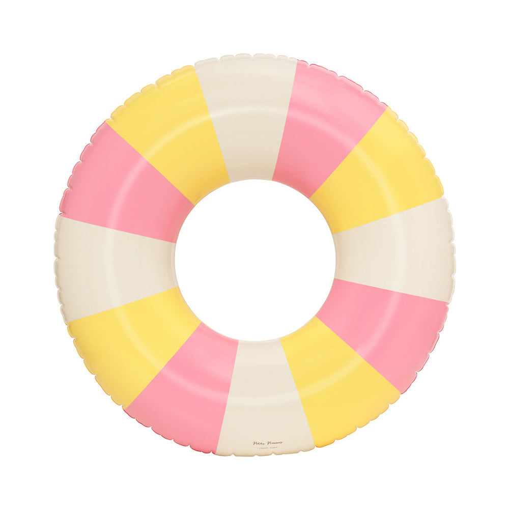 De Petites Pommes Celine zwemband in de kleur bubble pastel is een opblaasbare zwemband met een diameter van 120cm. Met deze zwemring kan jouw kindje heerlijk relaxen en zwemmen in het zwembad of de zee. VanZus.