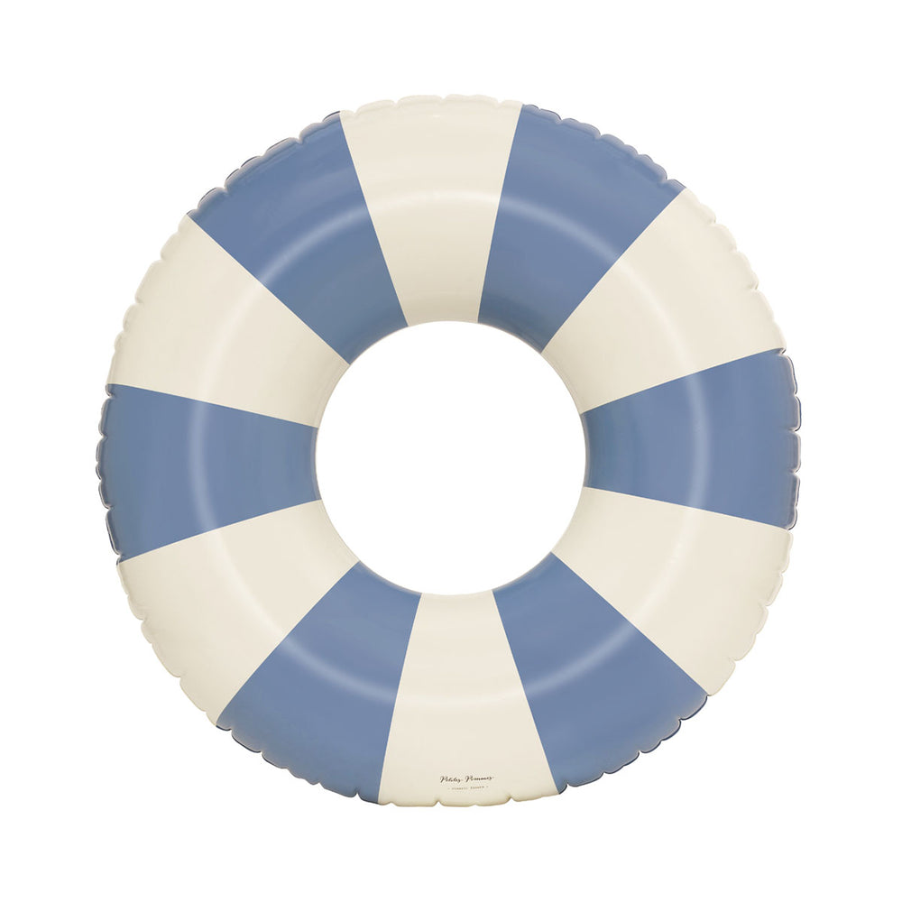 De Petites Pommes Celine zwemband in de kleur denim is een opblaasbare zwemband met een diameter van 120cm. Met deze zwemring kan jouw kindje heerlijk relaxen en zwemmen in het zwembad of de zee. VanZus.