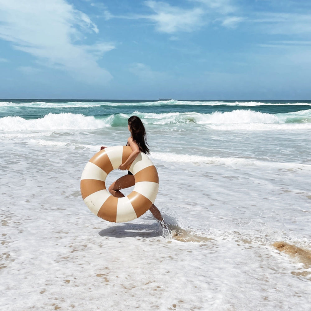 De Petites Pommes Celine zwemband in de kleur dolce is een opblaasbare zwemband met een diameter van 120cm. Met deze zwemring kan jouw kindje heerlijk relaxen en zwemmen in het zwembad of de zee. VanZus.