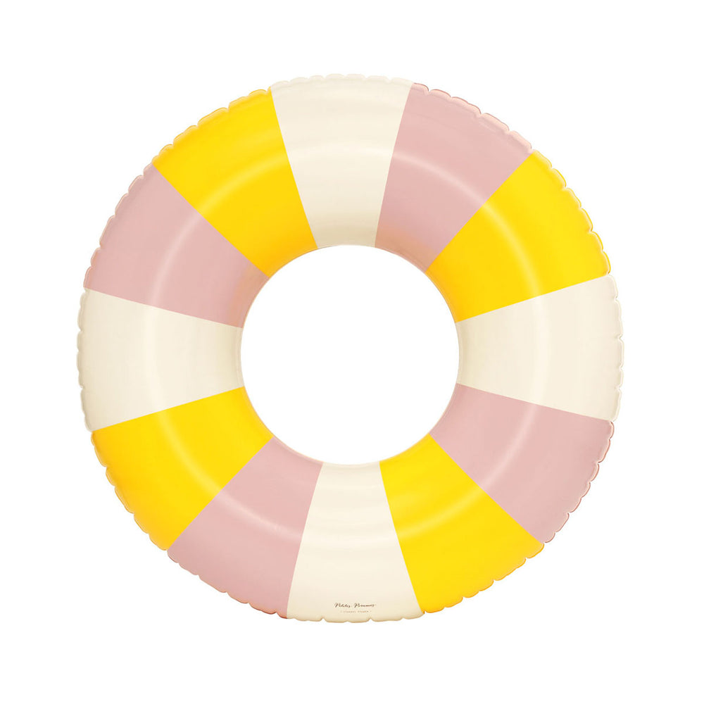 De Petites Pommes Celine zwemband in de kleur french limonata is een opblaasbare zwemband met een diameter van 120cm. Met deze zwemring kan jouw kindje heerlijk relaxen en zwemmen in het zwembad of de zee. VanZus.