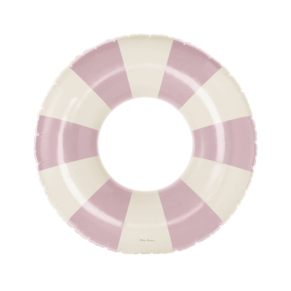De Petites Pommes Celine zwemband in de kleur french rose is een opblaasbare zwemband met een diameter van 120cm. Met deze zwemring kan jouw kindje heerlijk relaxen en zwemmen in het zwembad of de zee. VanZus.