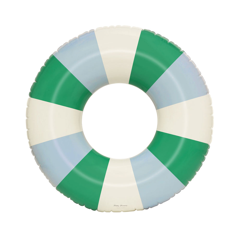 De Petites Pommes Celine zwemband in de kleur jungle nordic is een opblaasbare zwemband met een diameter van 120cm. Met deze zwemring kan jouw kindje heerlijk relaxen en zwemmen in het zwembad of de zee. VanZus.