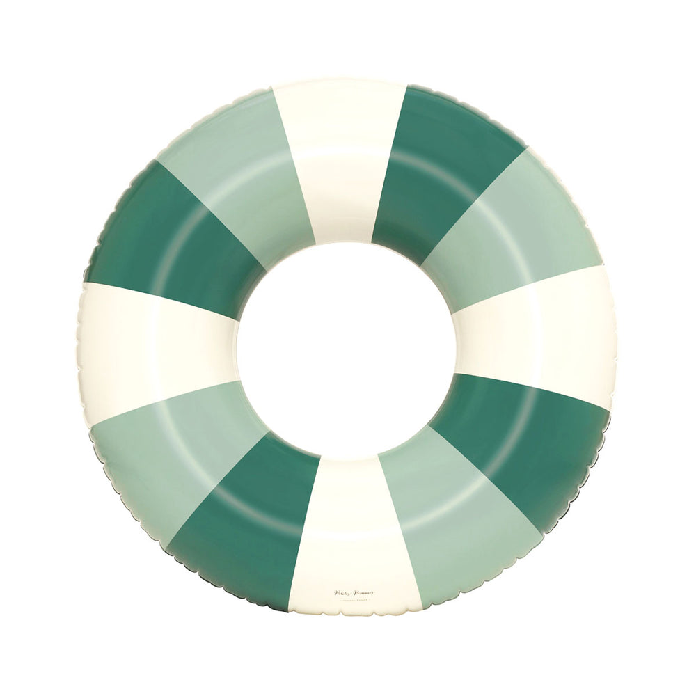 De Petites Pommes Sally zwemband in de kleur oxford calile is een opblaasbare zwemband met een diameter van 90cm. Met deze zwemring kan jouw kindje heerlijk relaxen en zwemmen in het zwembad of de zee. VanZus.