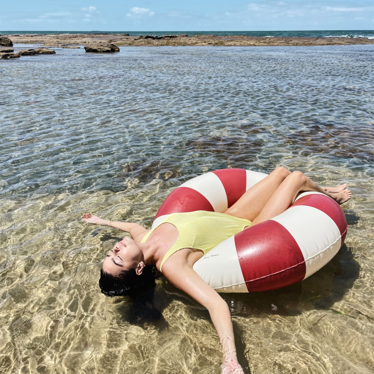 De Petites Pommes Celine zwemband in de kleur ruby red is een opblaasbare zwemband met een diameter van 120cm. Met deze zwemring kan jouw kindje heerlijk relaxen en zwemmen in het zwembad of de zee. VanZus.